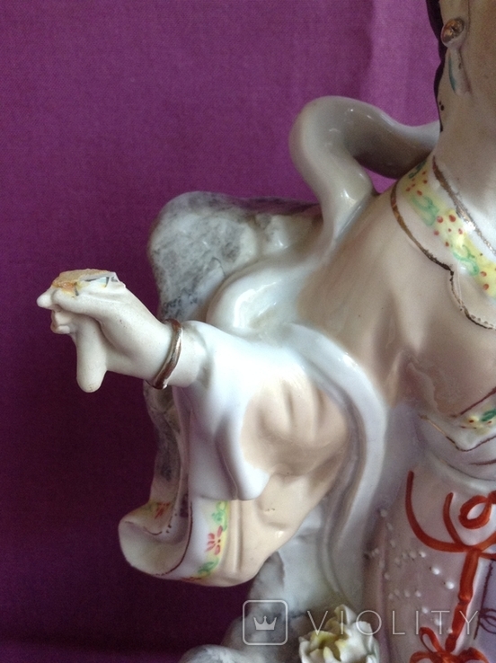 The statuette is a Chinese woman. Porcelain., photo number 4