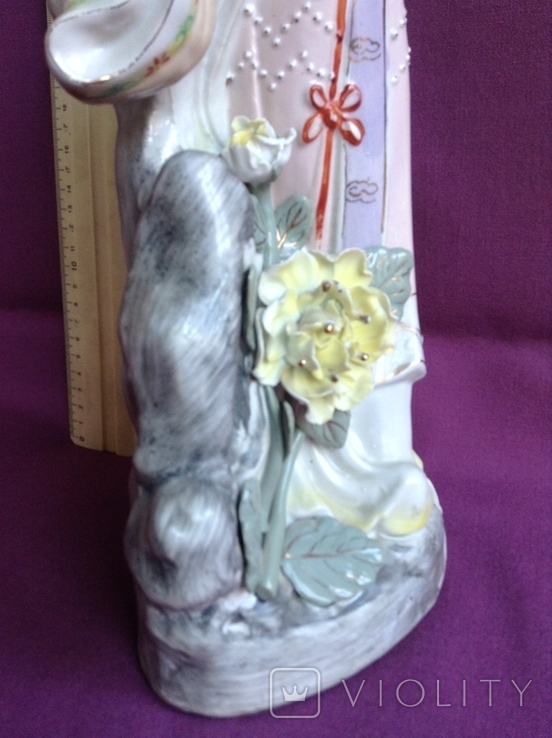 The statuette is a Chinese woman. Porcelain., photo number 9