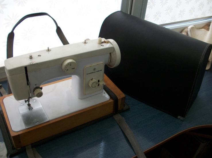 Швейная машинка чайка 132-м, белая, футляр,инструкция и другое, фото №9
