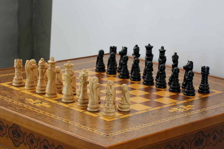 Шахматный стол из дерева с шахматами., фото №10