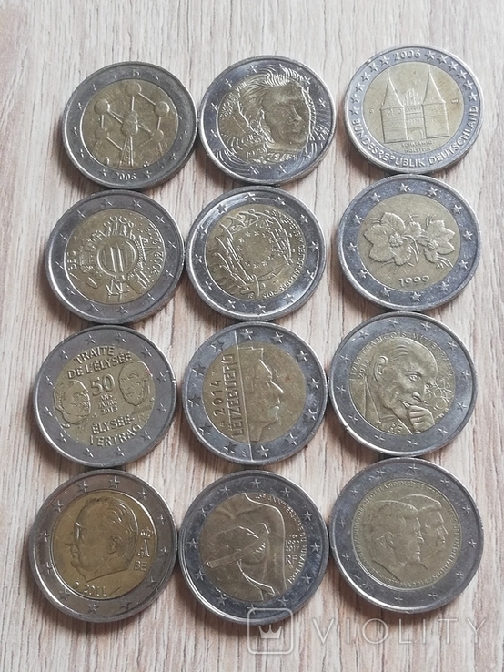 12 монет номиналом 2 евро