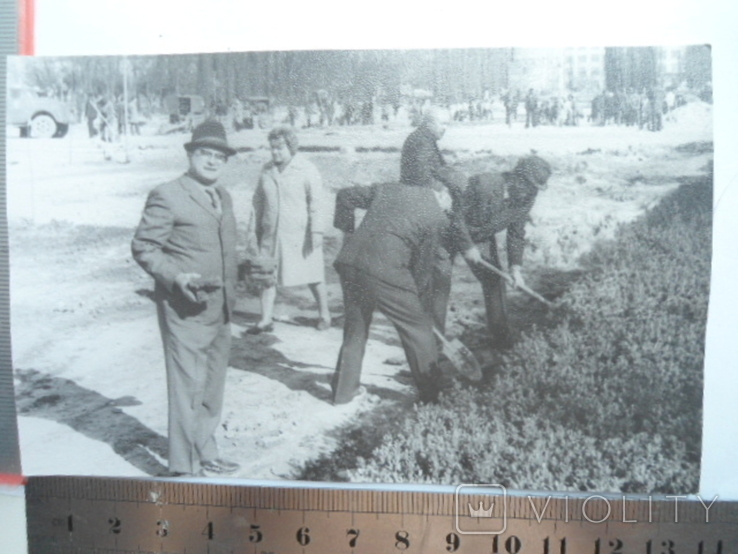 Фото Херсон Комсомольський парк Субботник группа людей с лопатами, фото №2