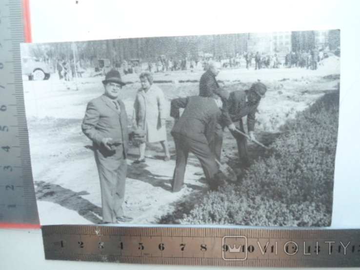 Фото Херсон Комсомольський парк Субботник группа людей с лопатами, фото №3