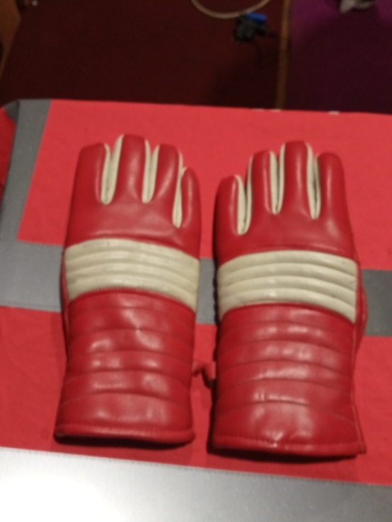 Красные перчатки, фото №2