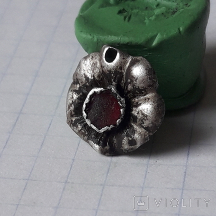 Серебряная дукачевая серьга с красным камнем