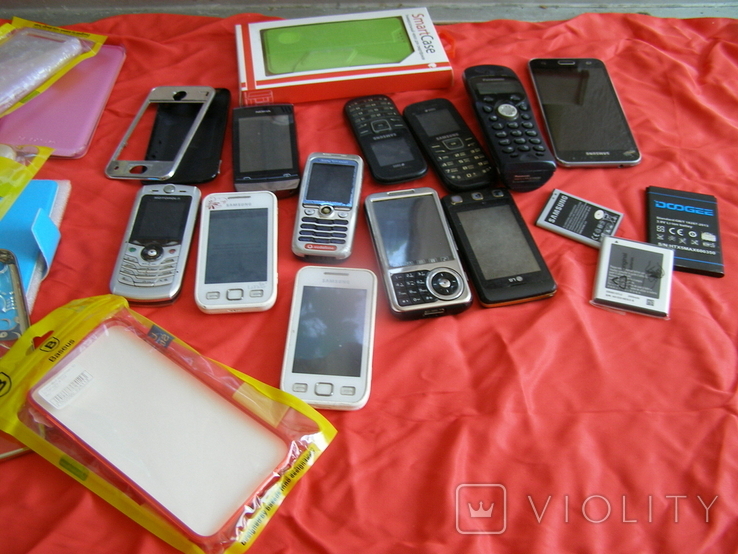 Мобильные телефоны + чехлы + батареи.