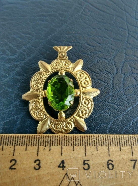 Кулон с зеленым камнем