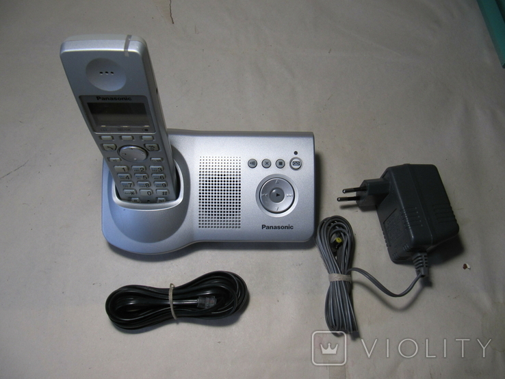 Радиотелефон "Panasonic" стационарный с автоответчиком и устройством записи разговора.
