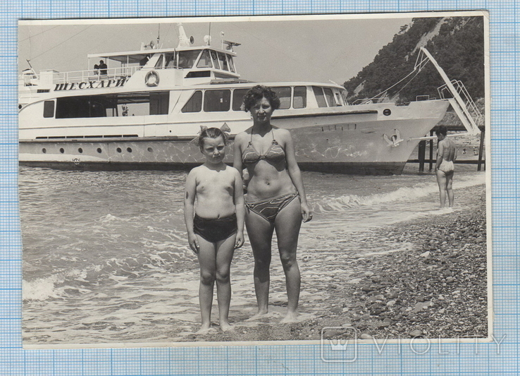 Фото СССР. Пляжная мода. Мама с дочкой на фоне корабля.