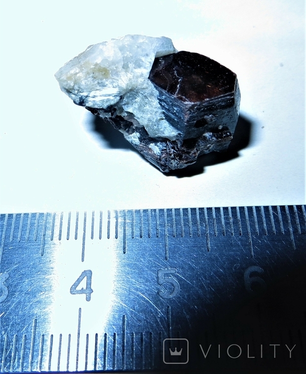 Гексагональный кристалл биотита в пегматите.