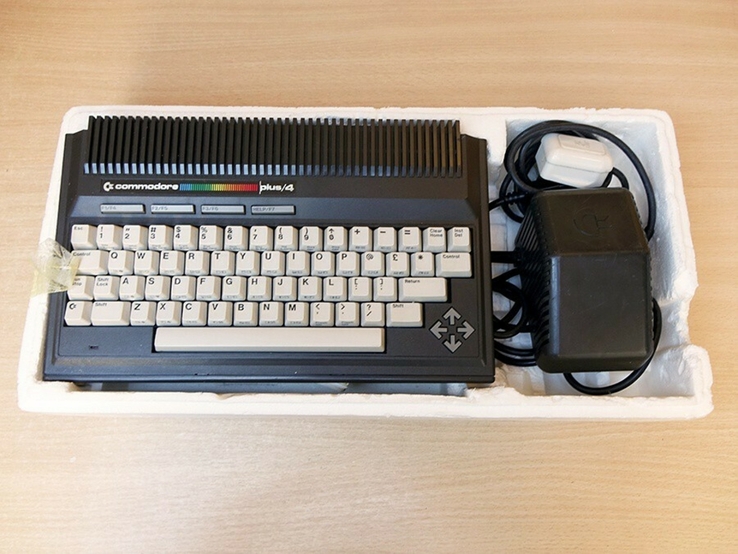 Ретро для ценителей! Редкая приставка Commodore +4 Computer - Boxed 1984, фото №3