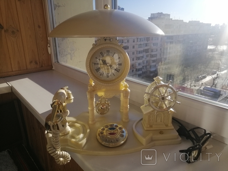Телефон в ретро стиле с часами, лампой и музыкальным сопровождением, фото №2
