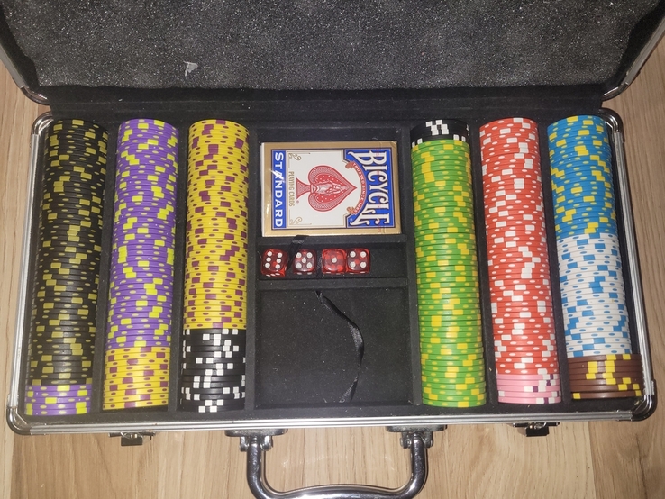Покерный набор в кейсе, около 300 фишек, новая колода BICYCLE, фото №2