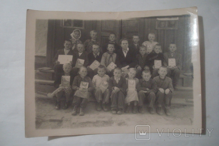 Photo (children with a book)