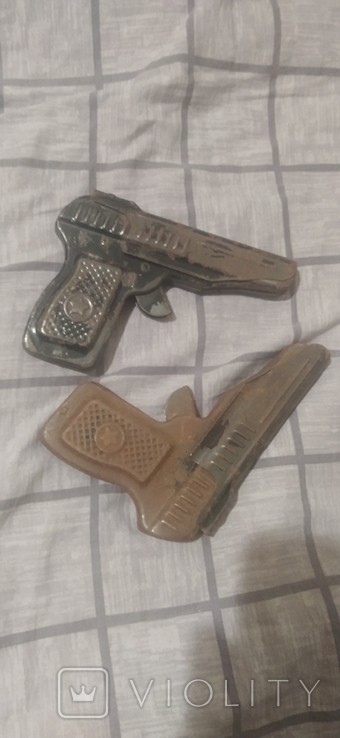 2 старых игрушечных пистолета