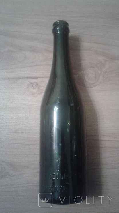Старая пивная бутылка с надписями .