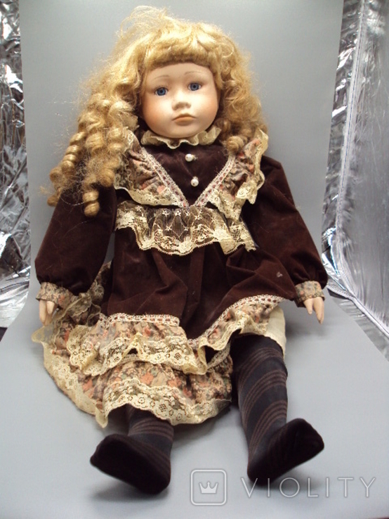 Большая фарфоровая кукла в коричневом платье высота 64,5-65 см
