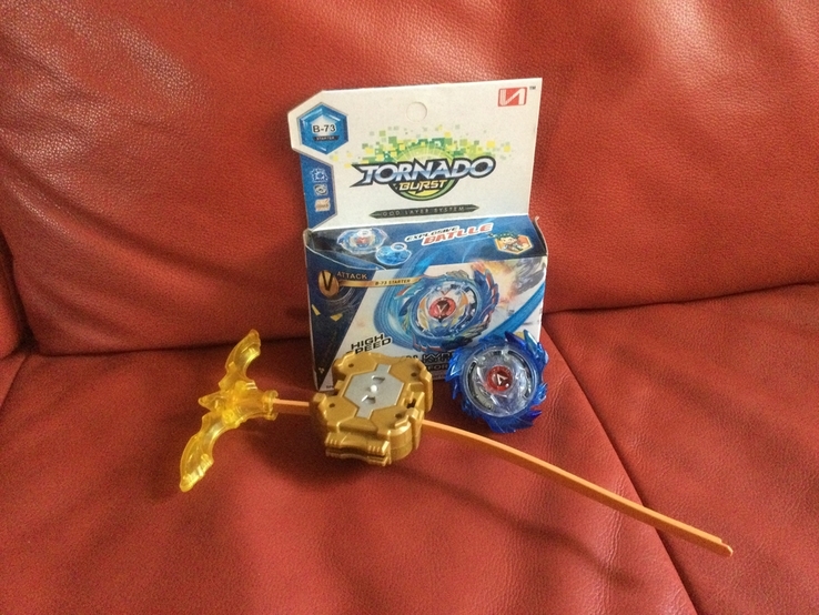 Beyblade God Valkyrie Valtryek Бейблейд Волтраек В-73 с запускателем, фото №2