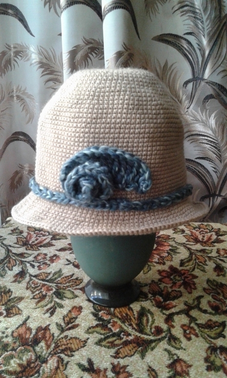 Капелюшок-шапочка з прикрасою ручна робота розм. 55, фото №2