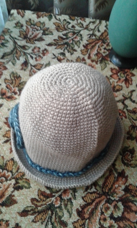 Капелюшок-шапочка з прикрасою ручна робота розм. 55, numer zdjęcia 3