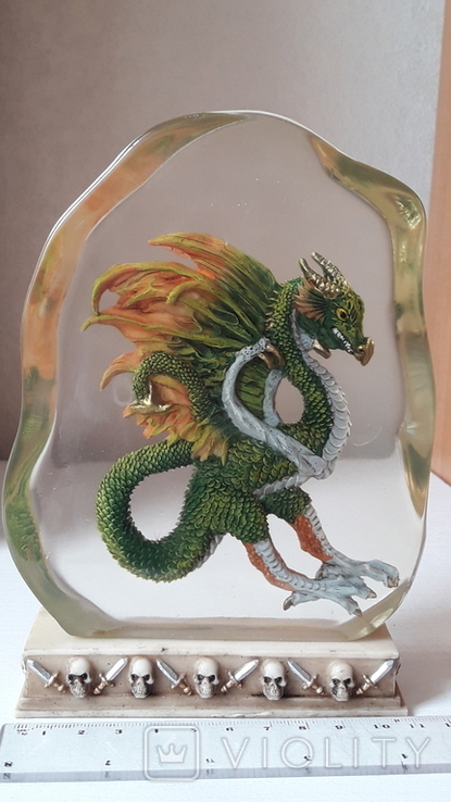 Молодой зелёный дракон на черепах символ года под оргстеклом, 425 гр, фото №2