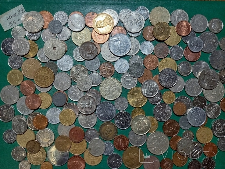 Понад 150 монет світу