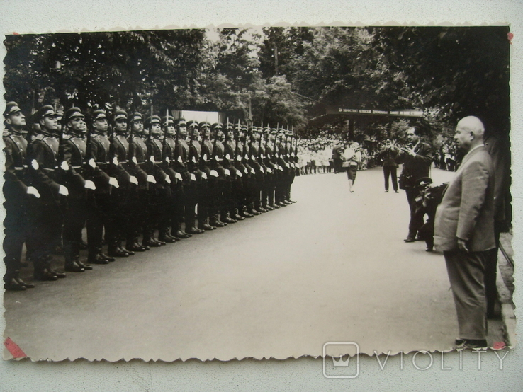 Н.С.Хрущев перед строем почетного караула, поездка в ГДР