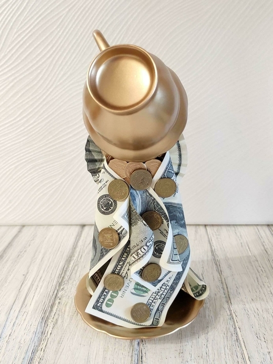 Парящая чашка с золотым напылением и долларами, фото №7