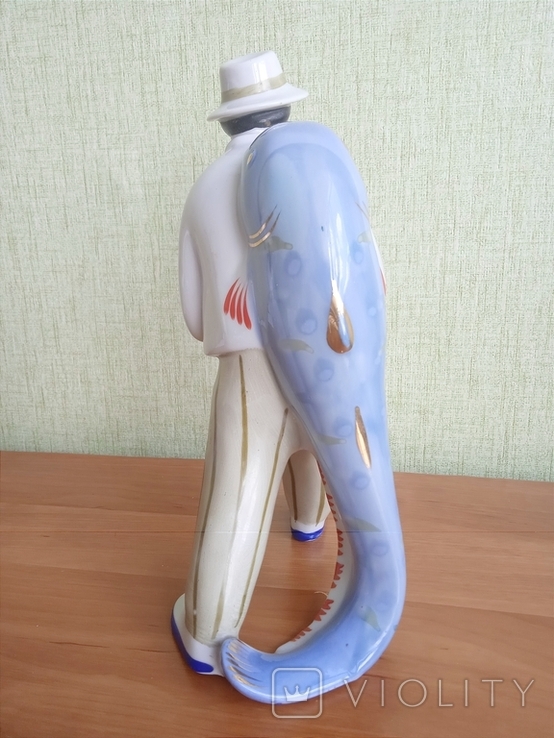 Фарфоровая статуэтка, фигурка ЗХК Полонное - рыбак с сомом , удачный улов, photo number 3