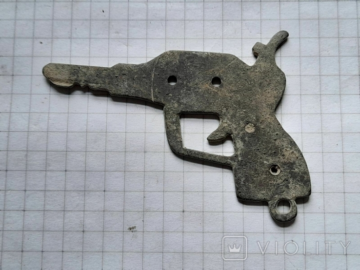 Оловяный (свинцовый) брелок или накладка в виде пистолета-ключа, фото №2