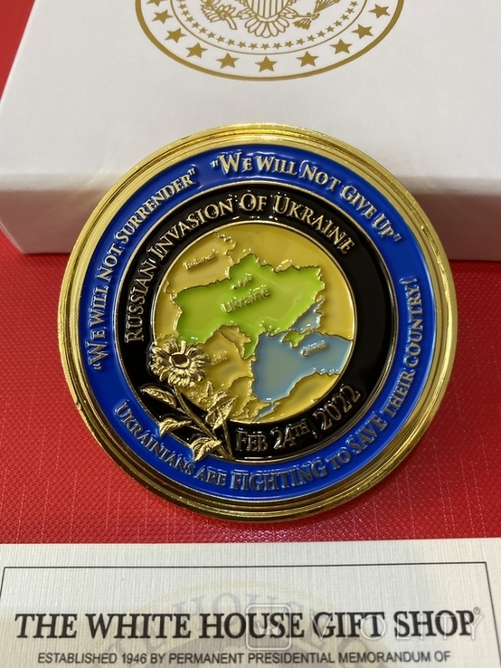Монета памятная "Почитая президента Зеленского. Российскоее вторжение", Белый Дом, США, фото №4