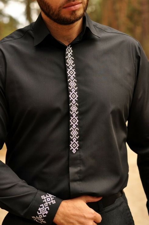 Чорна чоловіча сорочка приталеного крою з лаконічною вишивкою, фото №2