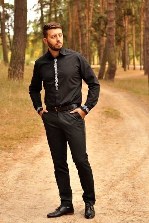 Чорна чоловіча сорочка приталеного крою з лаконічною вишивкою, numer zdjęcia 3
