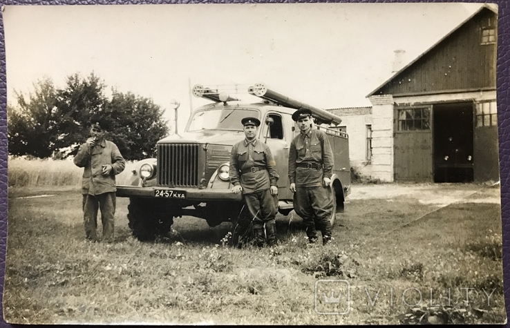 Фото пожарные СССР рядом с автоцистерна ПМГ-36 на шасси ГАЗ-51А. 1950-е.