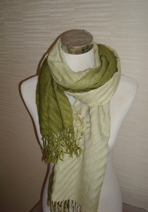 Красивый большой шарф женский плиссе с бахромой с переходом цвета, numer zdjęcia 3