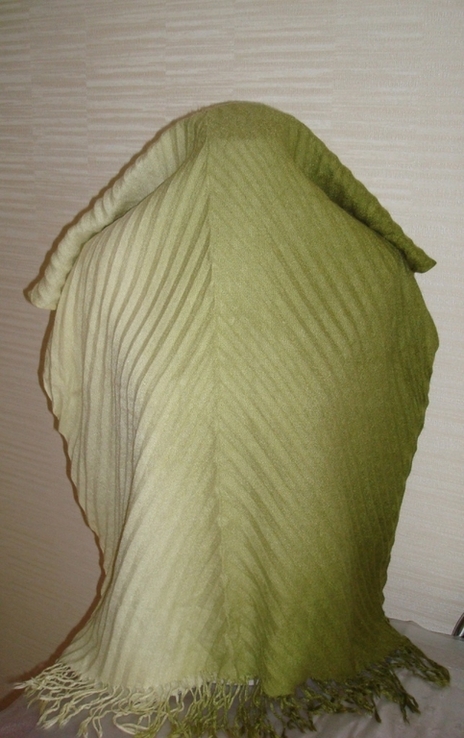 Красивый большой шарф женский плиссе с бахромой с переходом цвета, фото №6