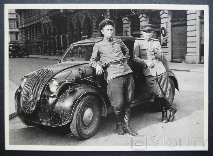 Вена автомобильToyota + 2 Советских солдата ВОВ Июль 1945 Джон Филипс 1960 е