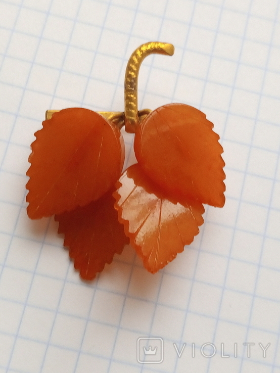 Брошка бурштинові листочки