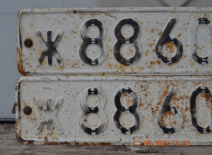 Car number "zh 8860 KI". License plate on the car. Pair. USSR. Iron. From Moskvich-412, photo number 5