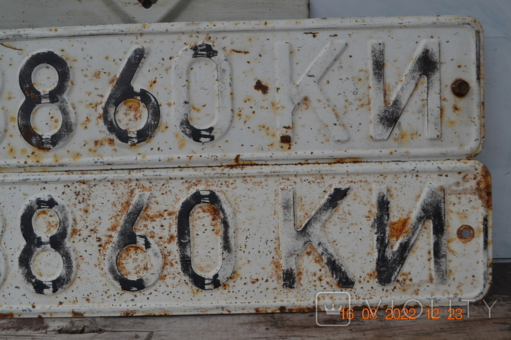 Car number "zh 8860 KI". License plate on the car. Pair. USSR. Iron. From Moskvich-412, photo number 6