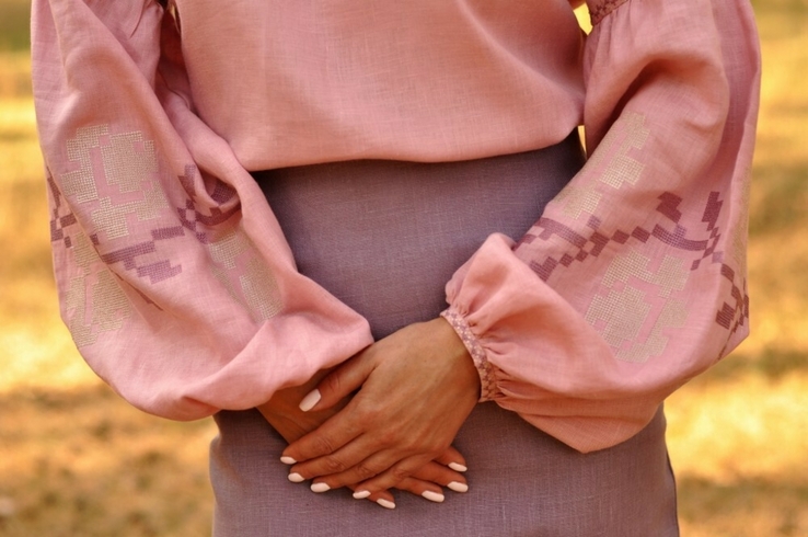 Жіночна вишиванка з ніжним візерунком пудрового рожевого відтінку, фото №4