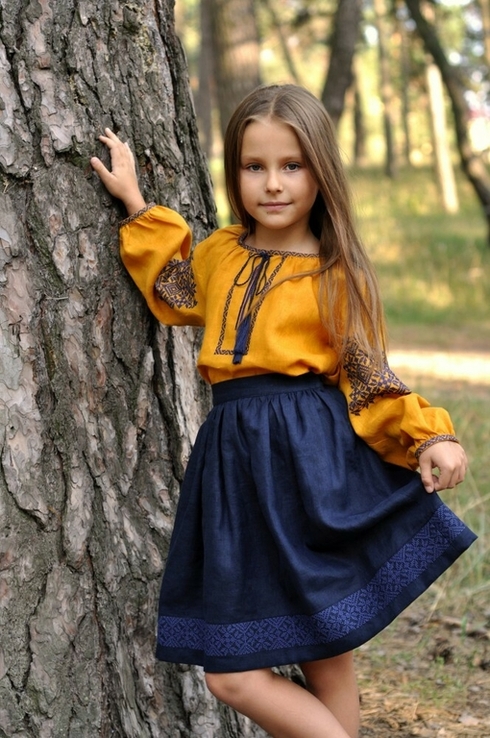Яскрава лляна блуза для дівчинки з контрастною вишивкою, фото №2