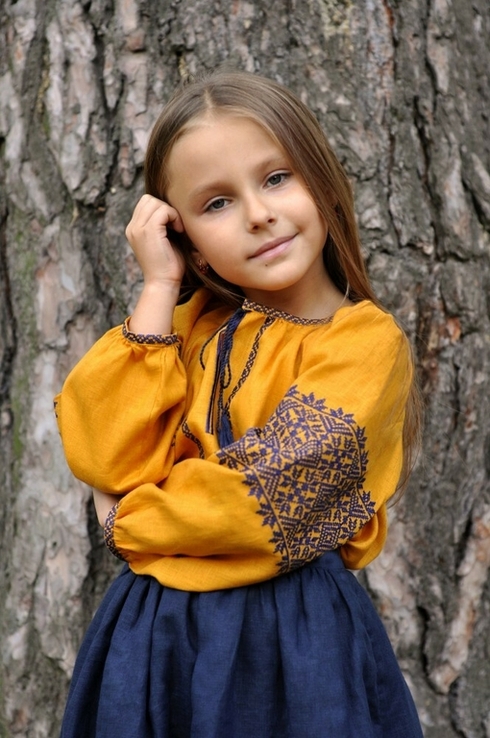 Яскрава лляна блуза для дівчинки з контрастною вишивкою, фото №4