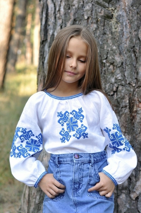 Ошатна біла блуза з вишивкою для дівчинки, фото №2
