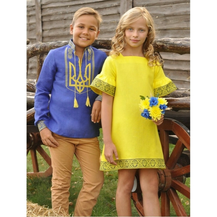 Вишитий дитячий комплект в національному стилі - вишиванка та сукня з гербом України