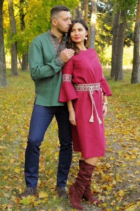 Чудовий вишитий комплект - чоловіча сорочка із зеленого льону з вишивкою і жіночне плаття, фото №2