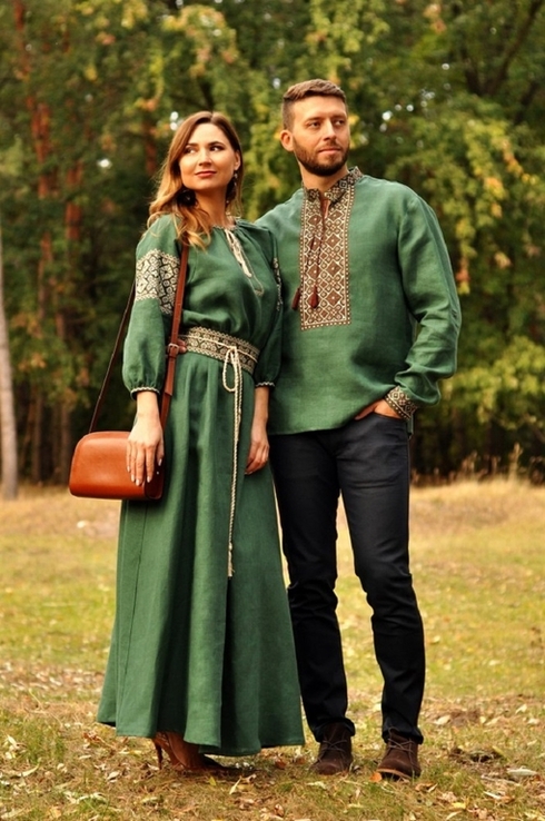 Вражаючий комплект - чоловіча вишиванка глибокого зеленого відтінку та жіноча вишита сукня, фото №5