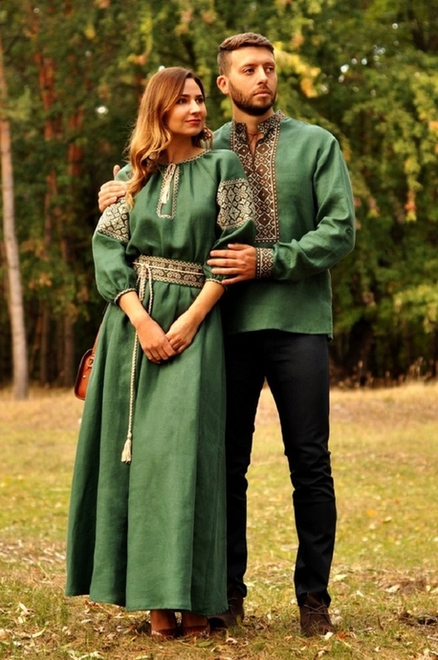 Вражаючий комплект - чоловіча вишиванка глибокого зеленого відтінку та жіноча вишита сукня, фото №2