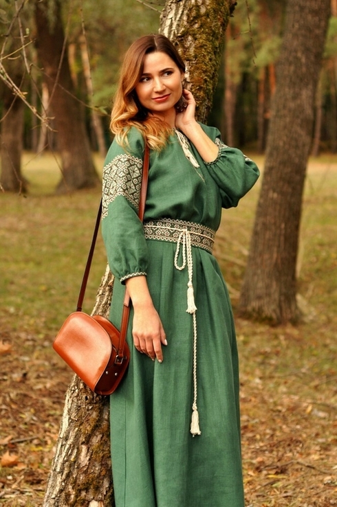 Вражаючий комплект - чоловіча вишиванка глибокого зеленого відтінку та жіноча вишита сукня, фото №7
