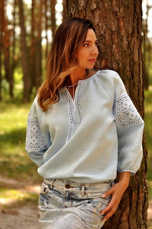 Комплект вишиванок - чоловіча сорочка і жіноча блуза ніжно-блакитного кольору, фото №4